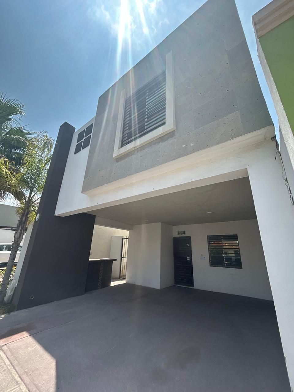 1 of 17: Fachada