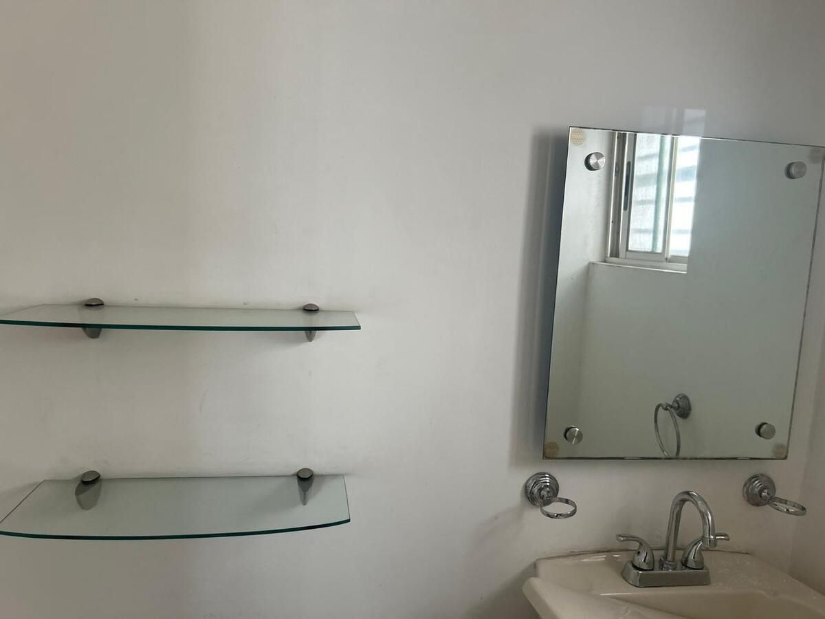 3 of 17: Baño de visitas