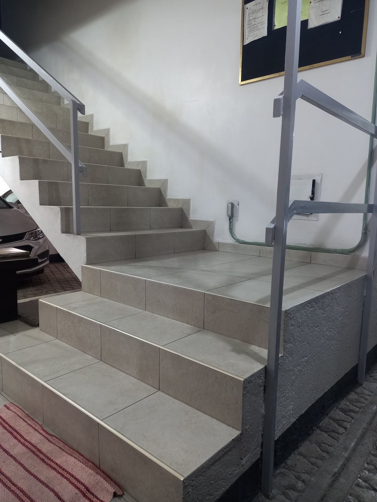 24 de 29: escaleras (NO hay elevador)
