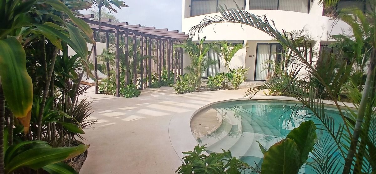 4 de 34: Upscale complex with large pool and sun loungers.