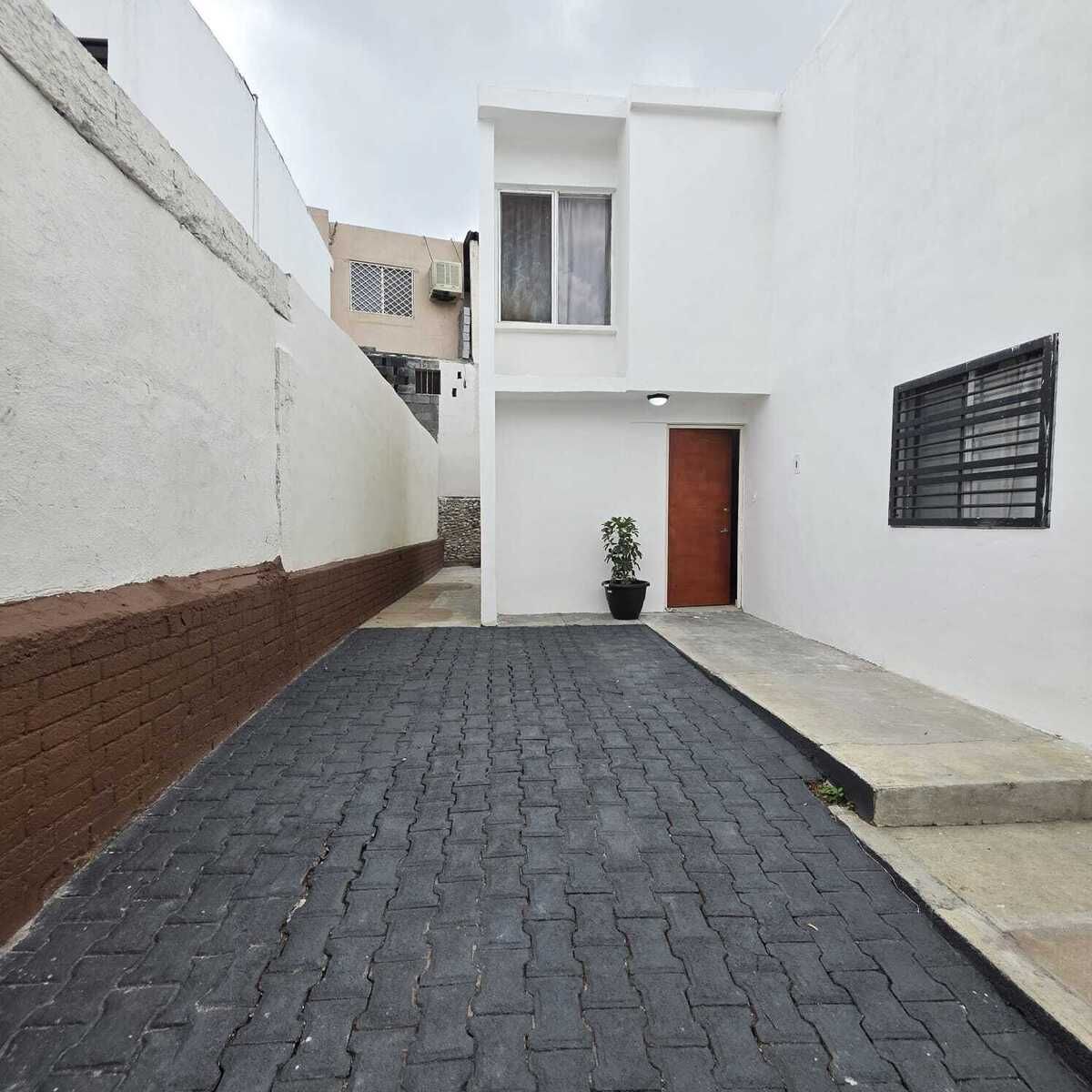 1 of 12: EXTERIOR DE CASA
