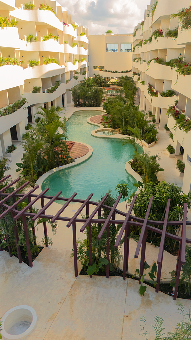 1 de 17: Resort pool oasis, lush greenery, Tulum architecture.