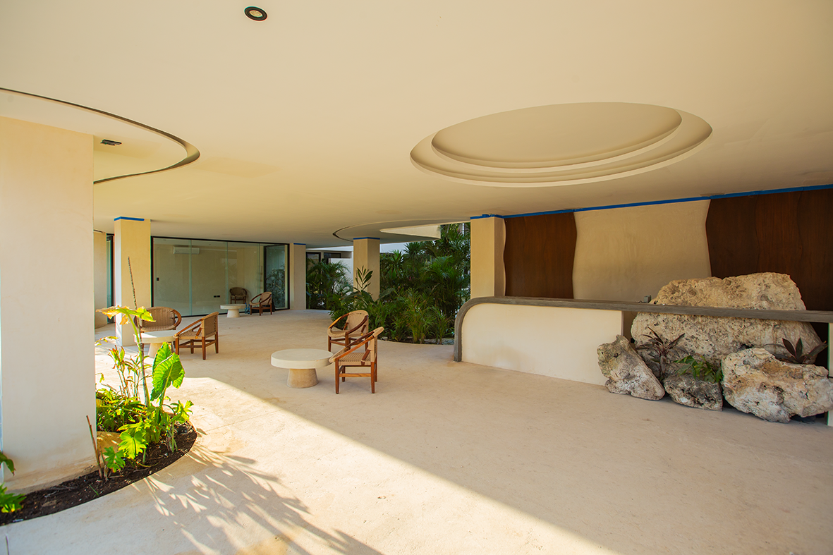 2 de 17: Stylish, spacious outdoor lounge area with natural decor.