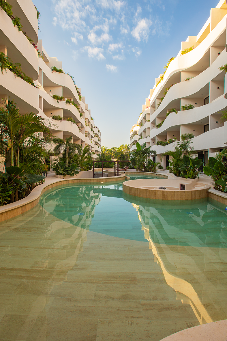3 de 17: Serene winding pool amidst tropical paradise.