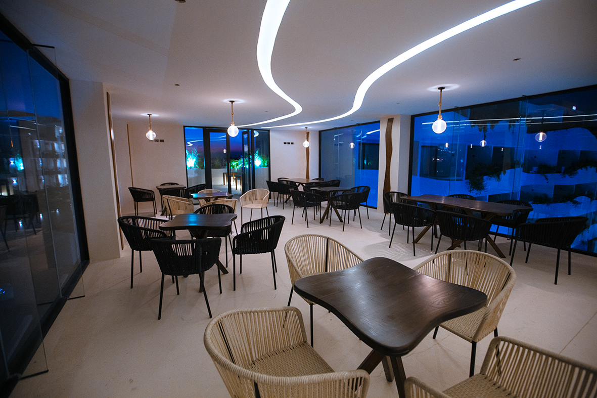 5 de 17: Contemporary bar area, cozy atmosphere, unique lighting.