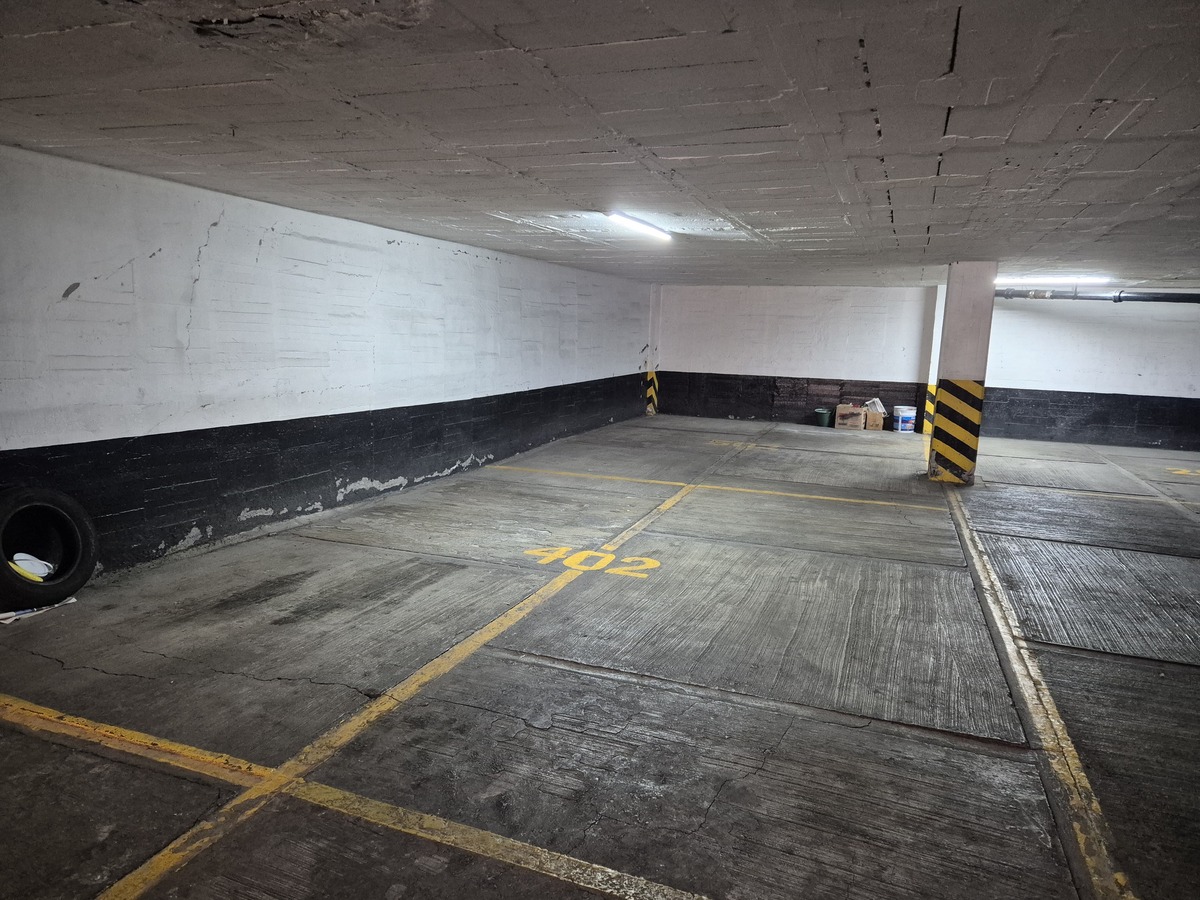 28 of 28: estacionamiento