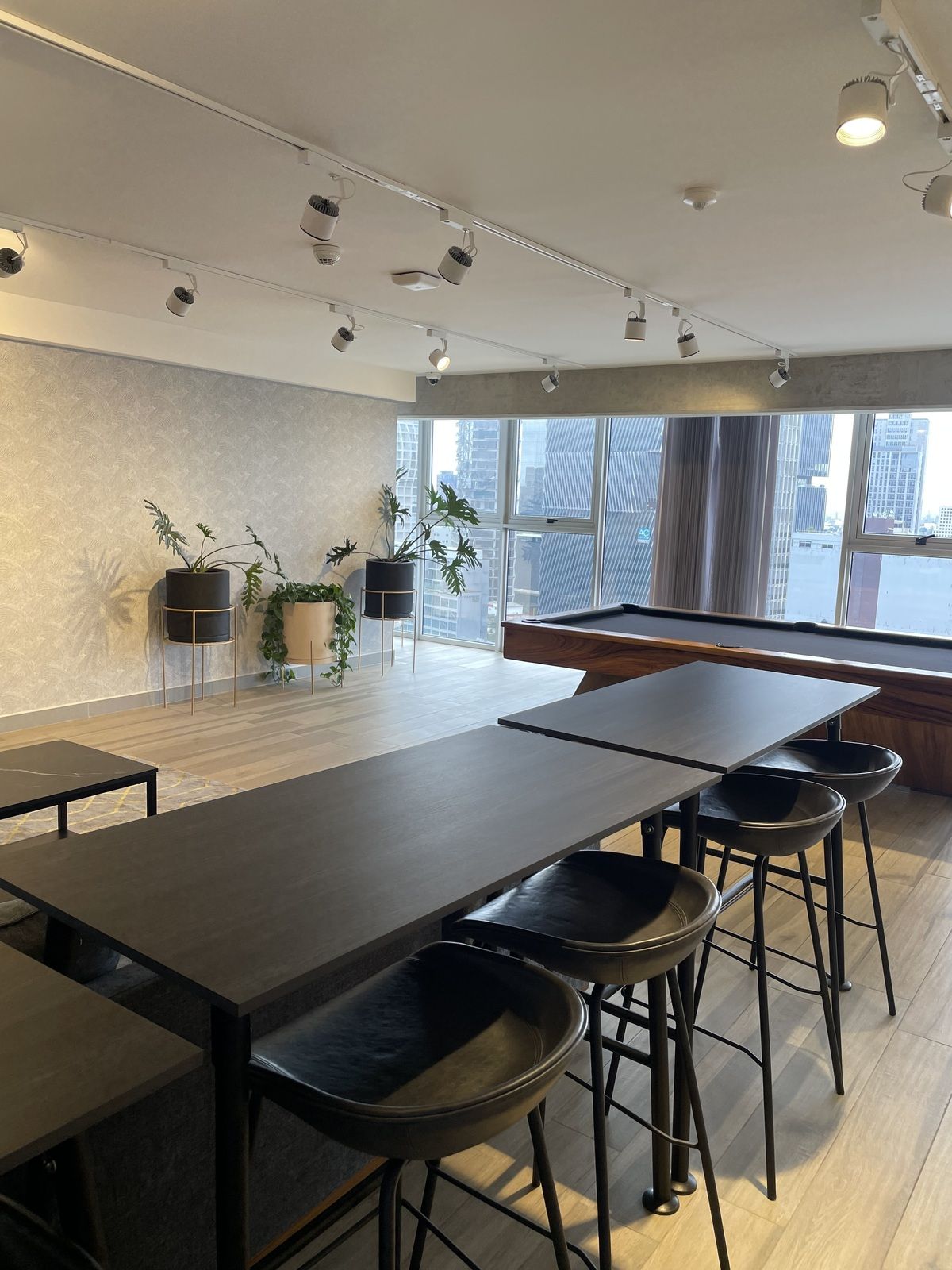 24 of 30: Lounge con Billar