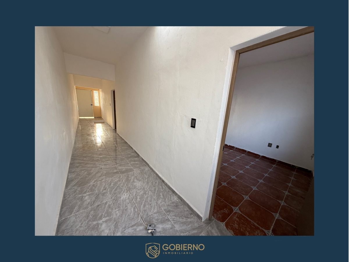 7 of 13: Pasillo acceso