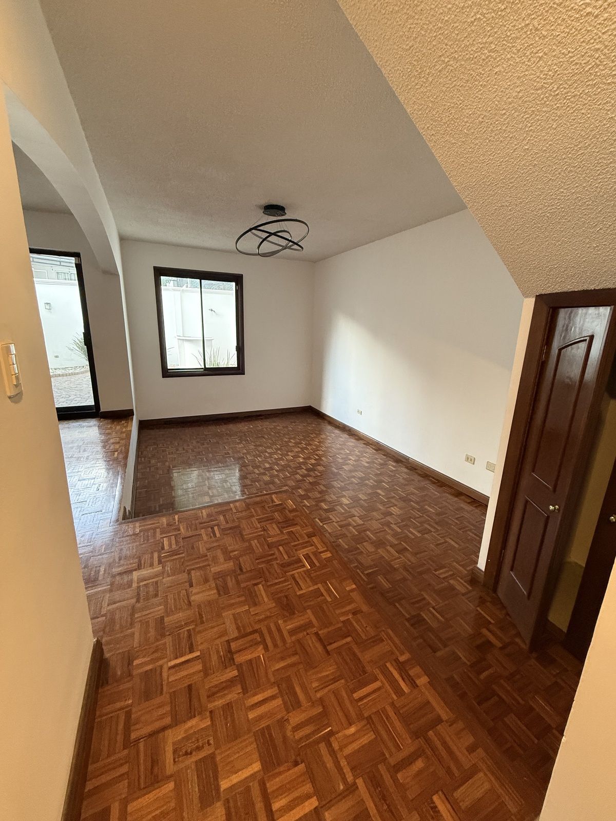 4 of 24: Sala