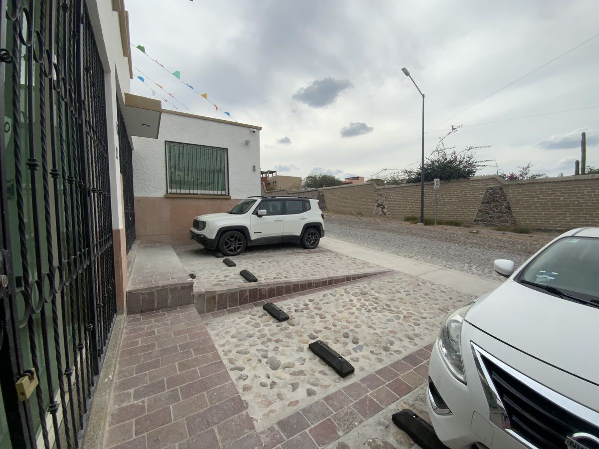 2 of 9: 1 cajon de estacionamiento