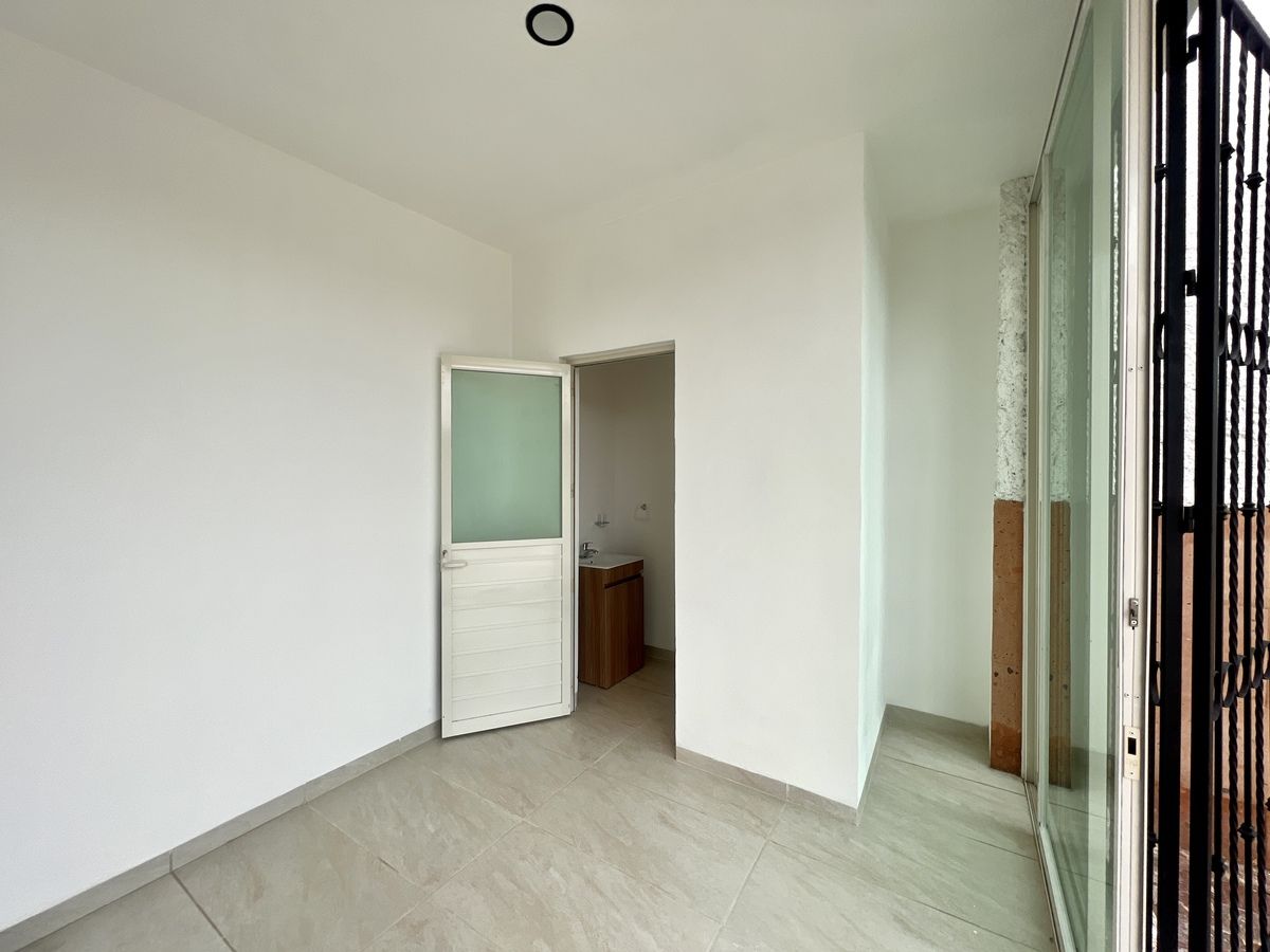 3 of 9: Medio baño