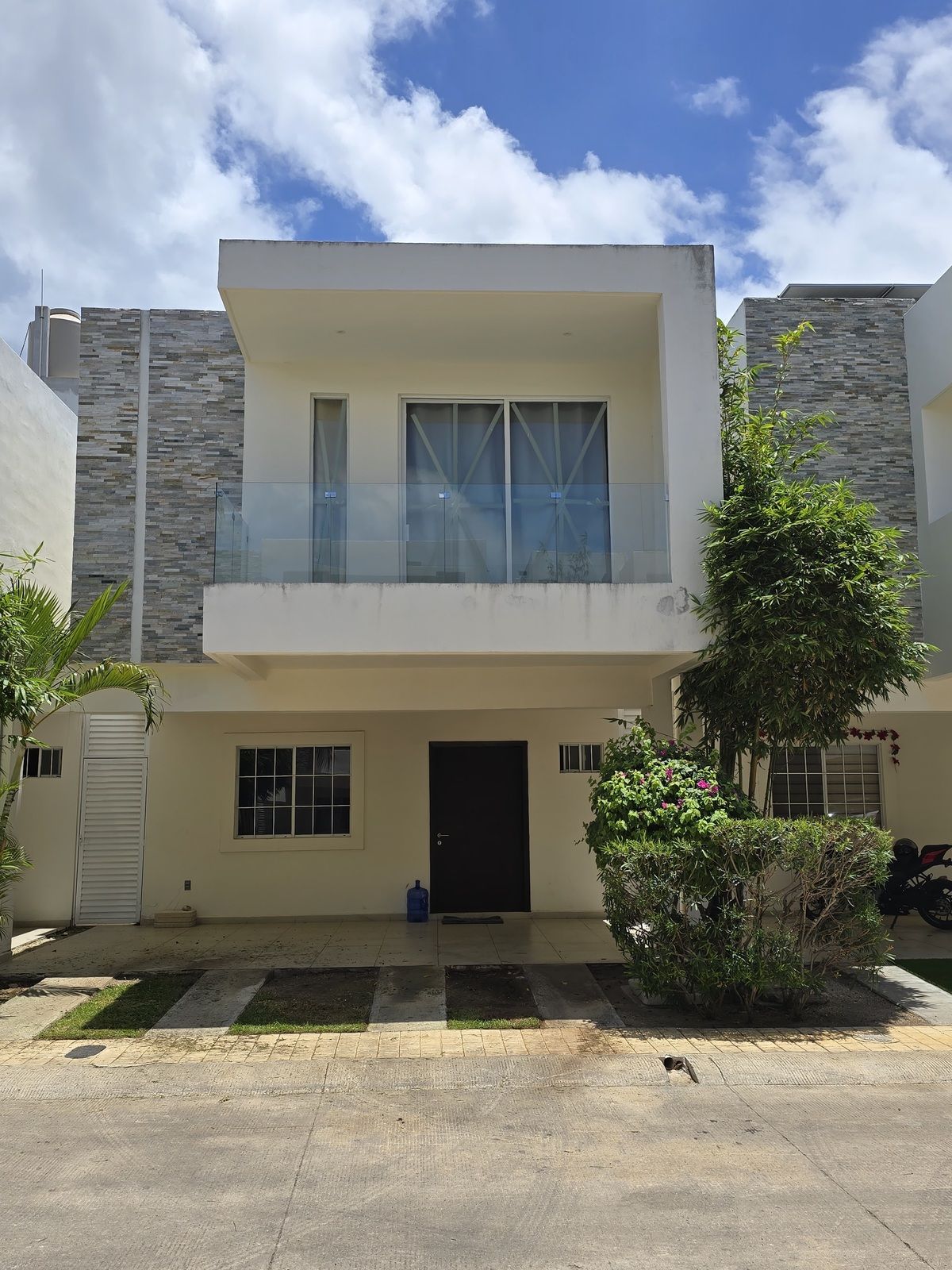 1 de 44: Fachada y garage