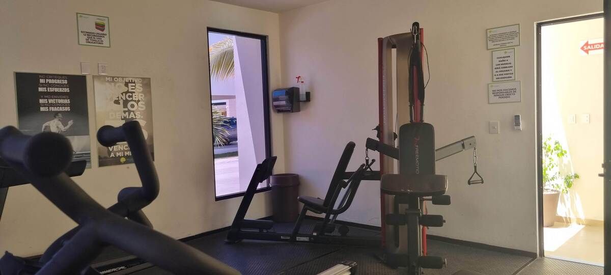 5 de 44: Equipo de fuerza y resistencia en gimnasio