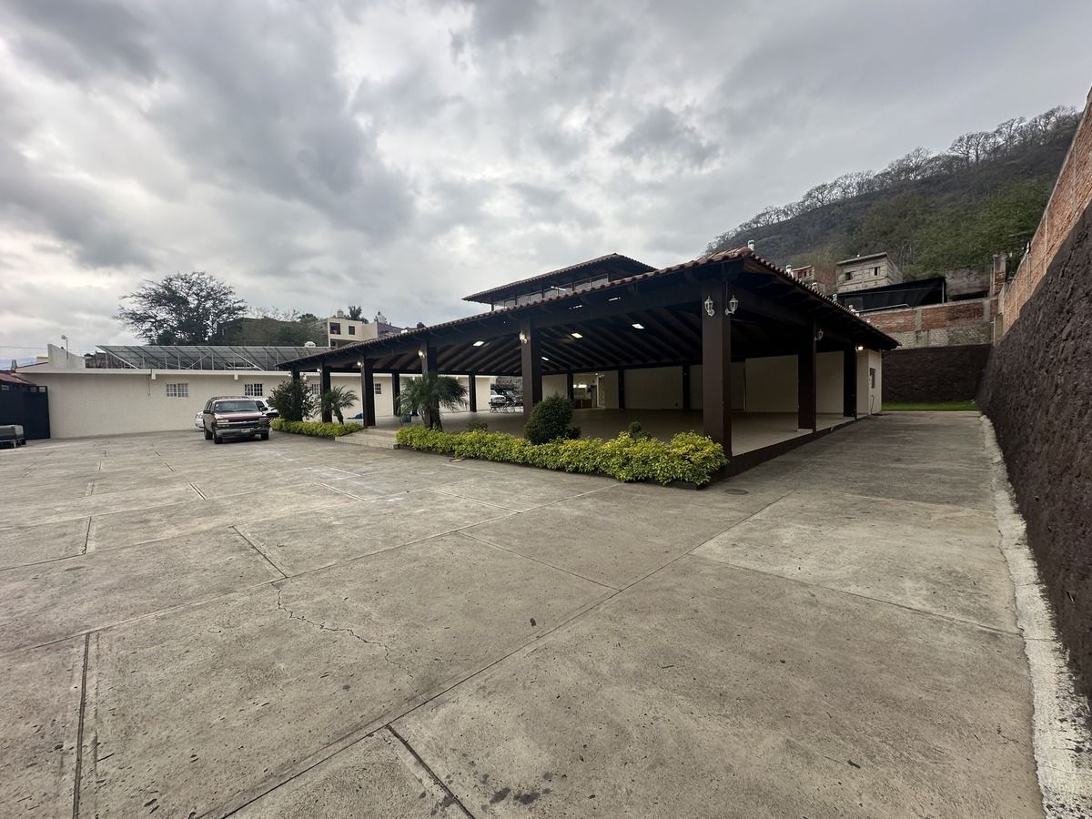 2 of 15: Terraza y Estacionamiento