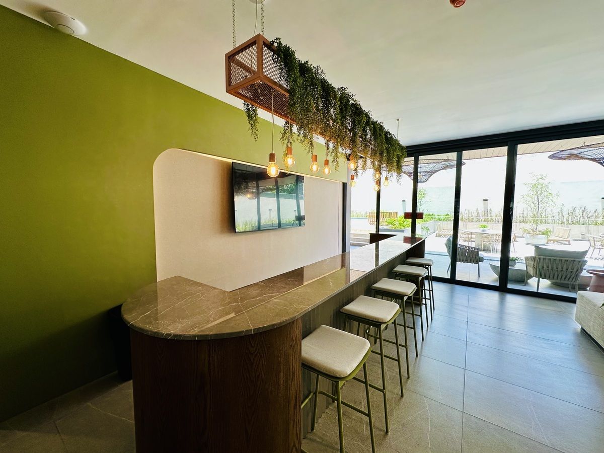17 de 27: AREA DE BAR