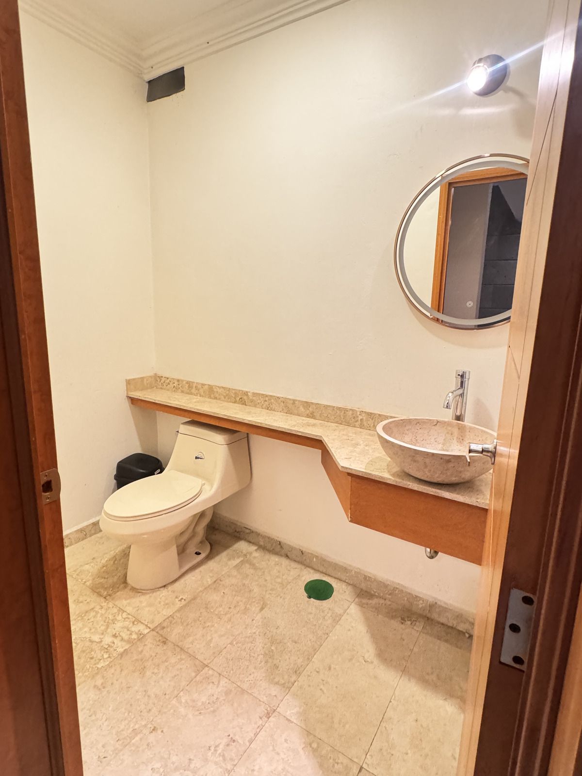 5 de 18: Medio baño interior