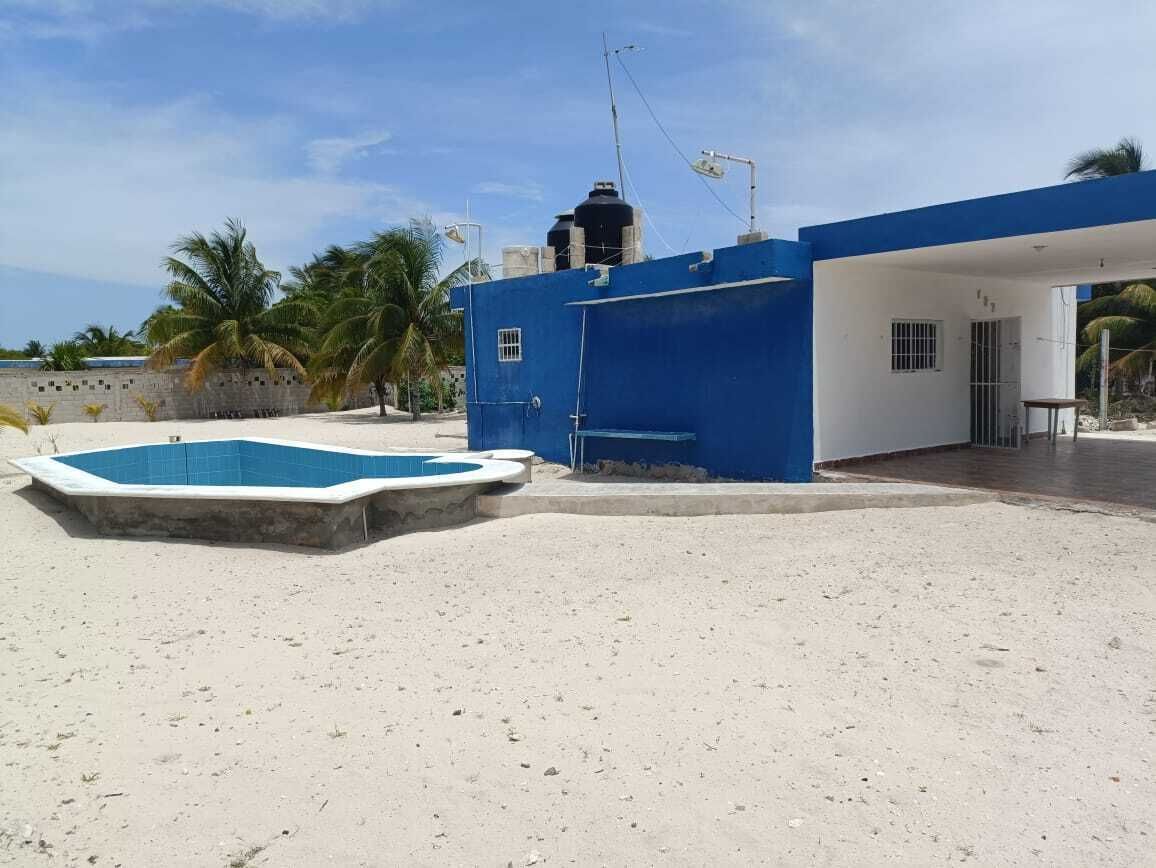 4 of 16: Estacionamiento y piscina