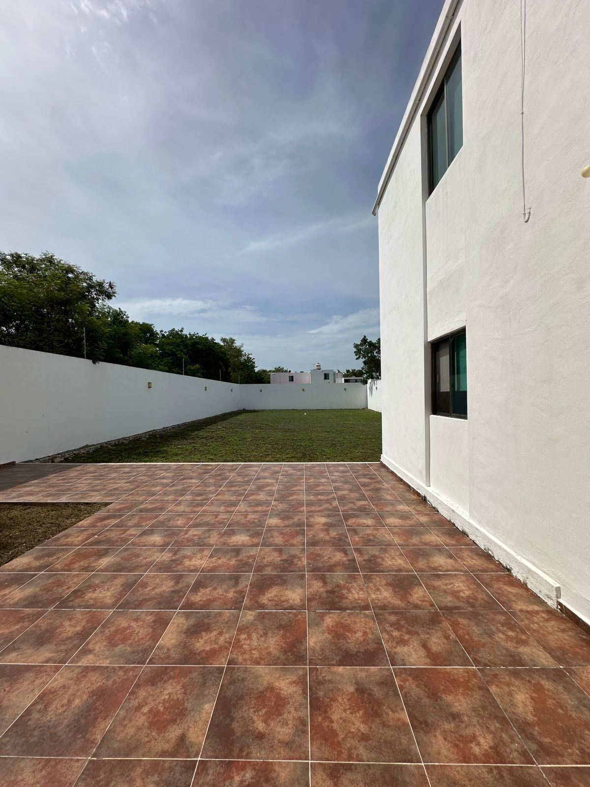 1 of 11: Amplio jardín