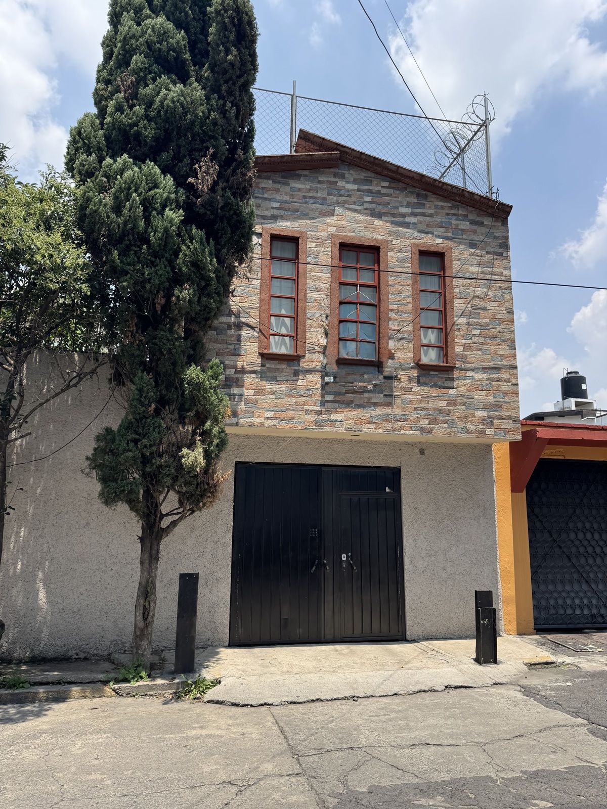 1 de 22: Fachada principal