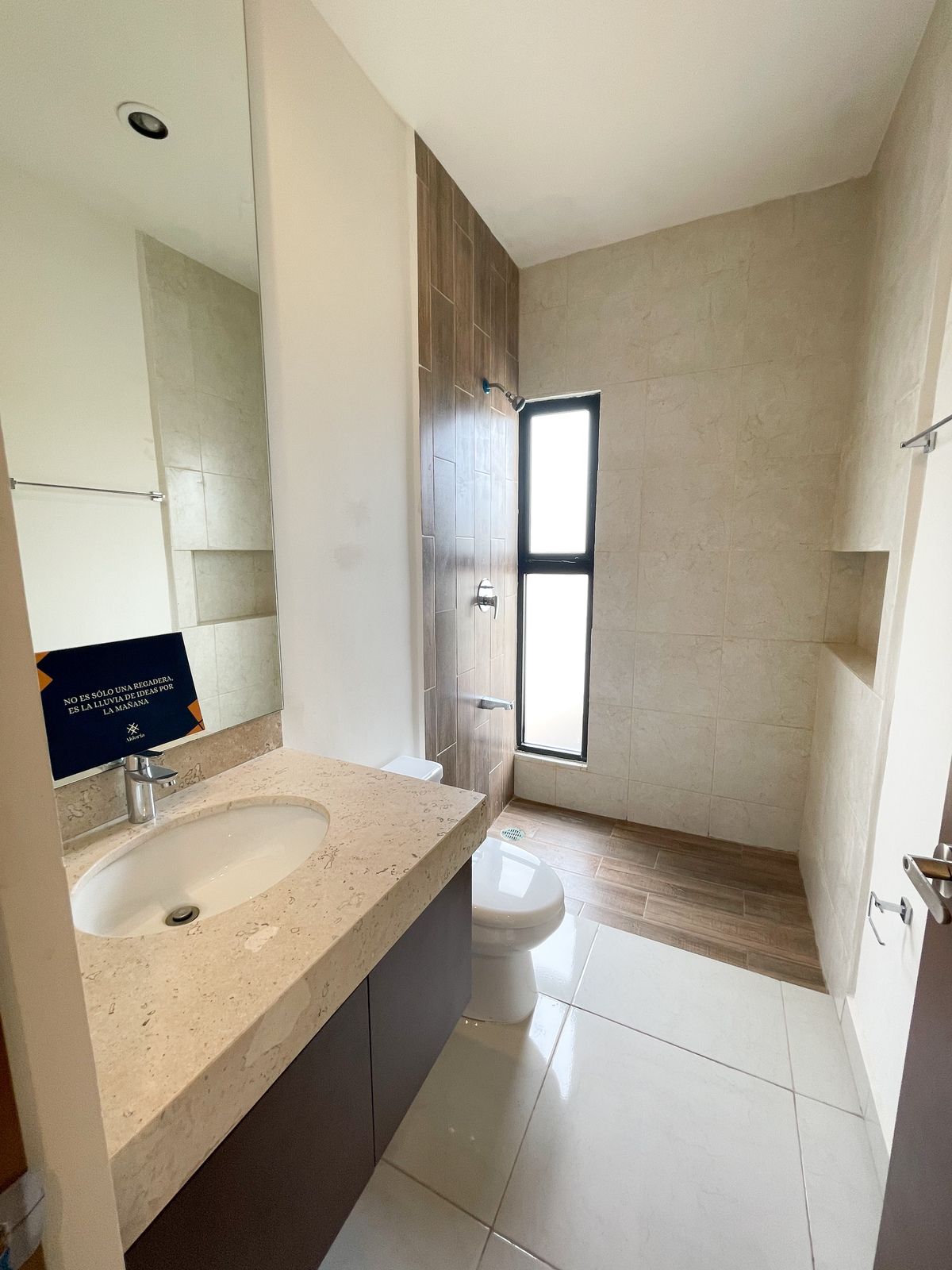 6 de 24: Baño completo recámara planta baja