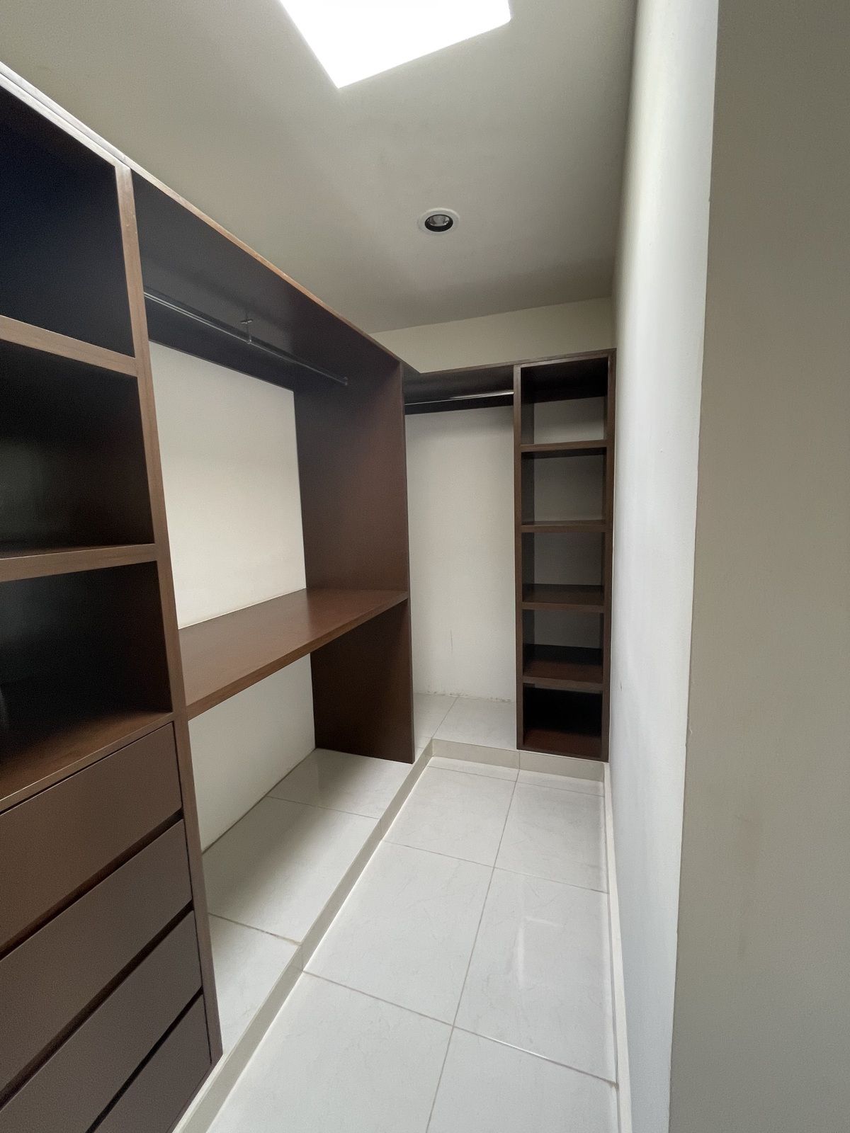 10 de 24: Clóset vestidor recámara principal