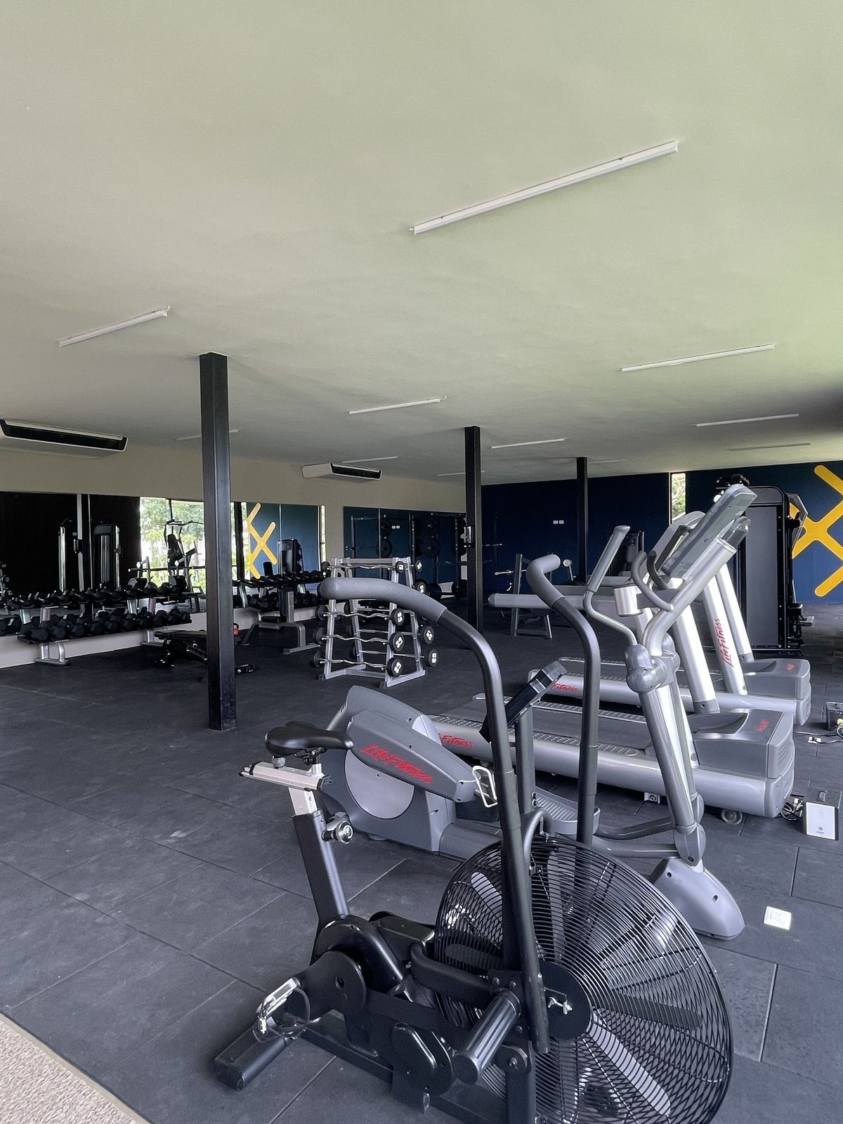 19 de 24: Gimnasio equipado
