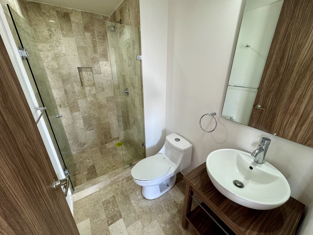 15 of 35: BAÑO PARA SEGUNDA RECÁMARA Y VISITAS