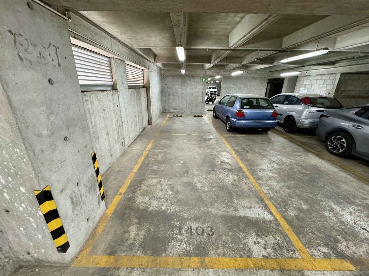 33 of 35: 2 ESTACIONAMIENTOS