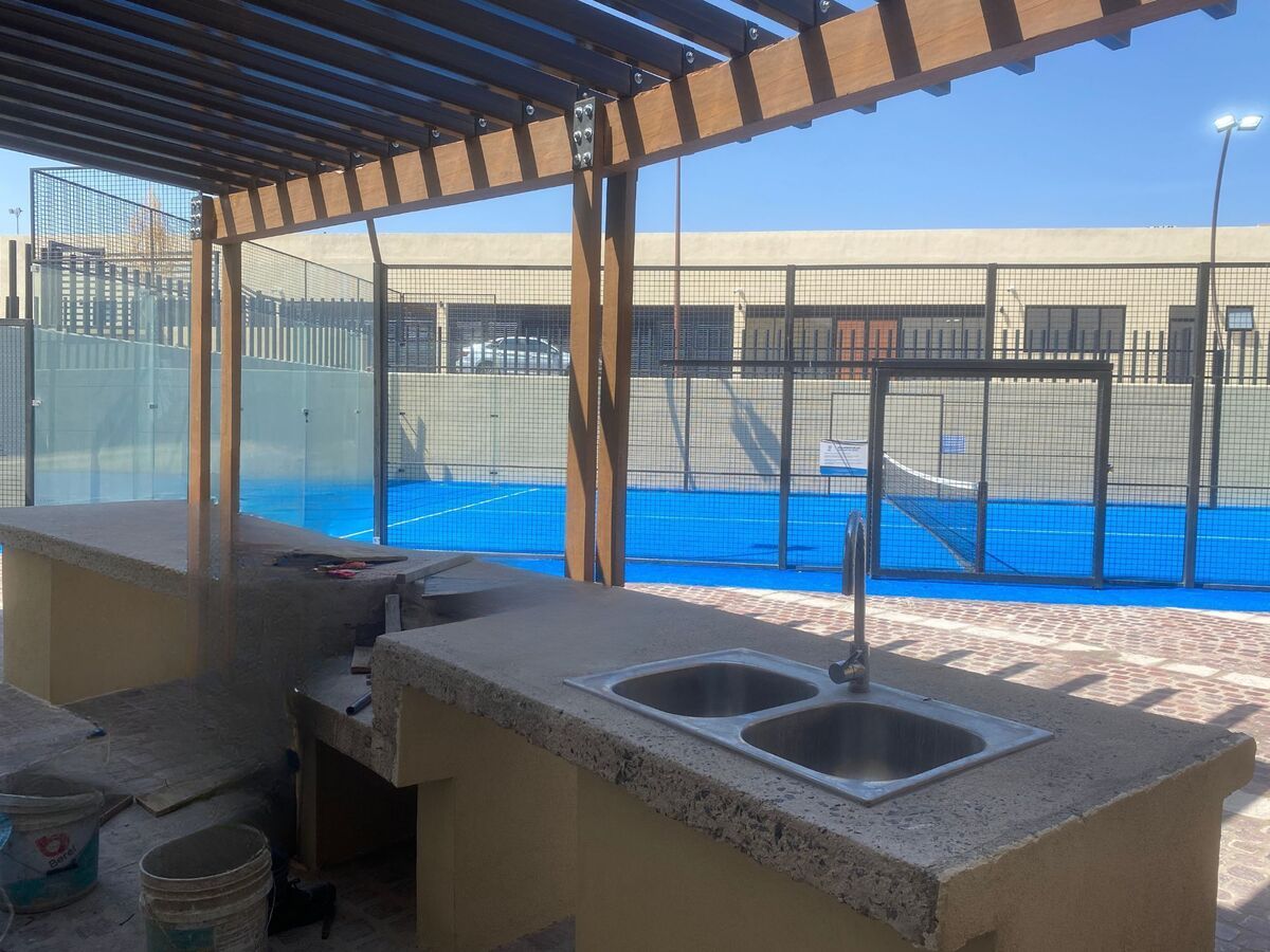 cancha pádel y asador