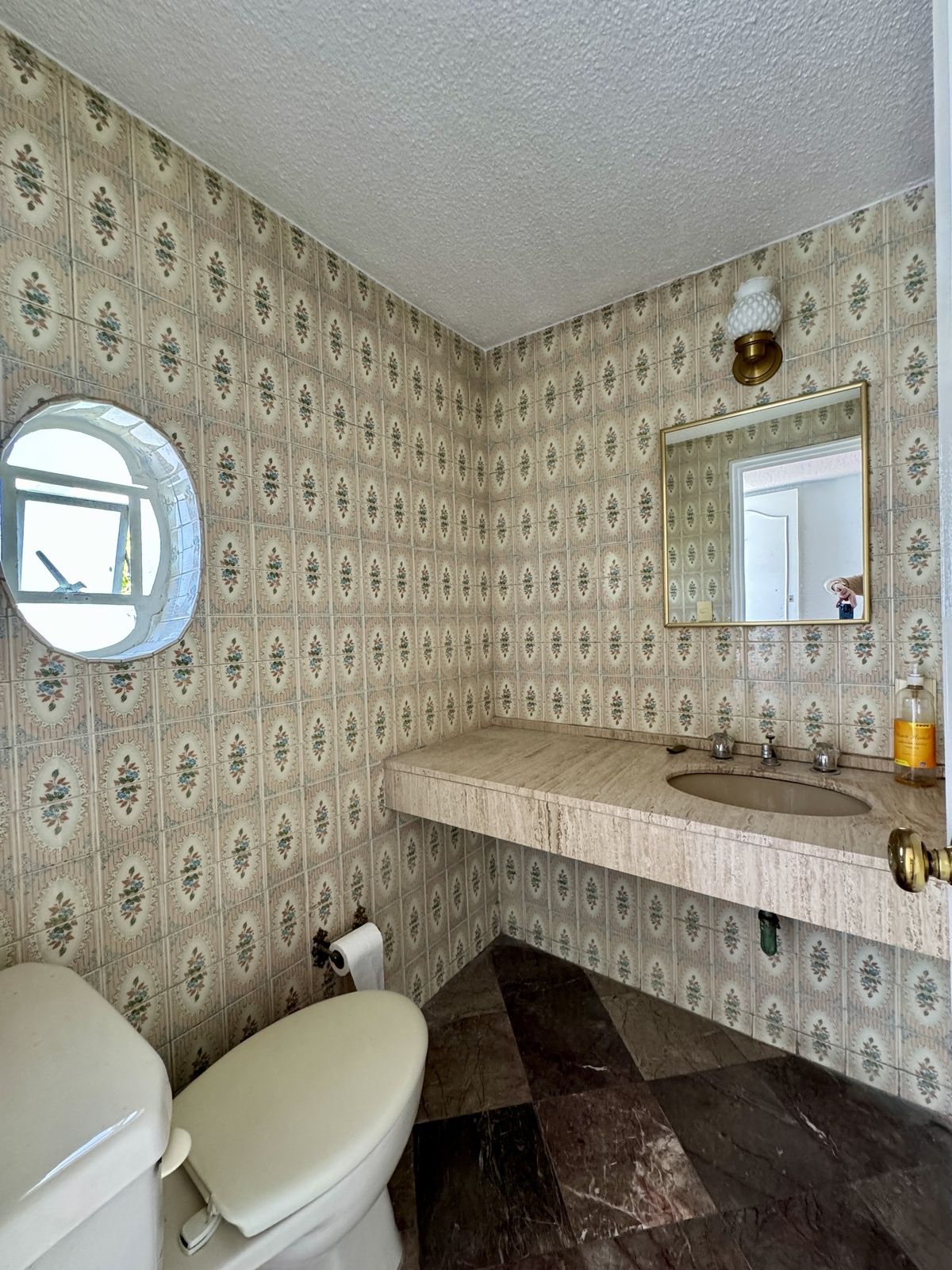 17 de 18: Medio baño de visitas