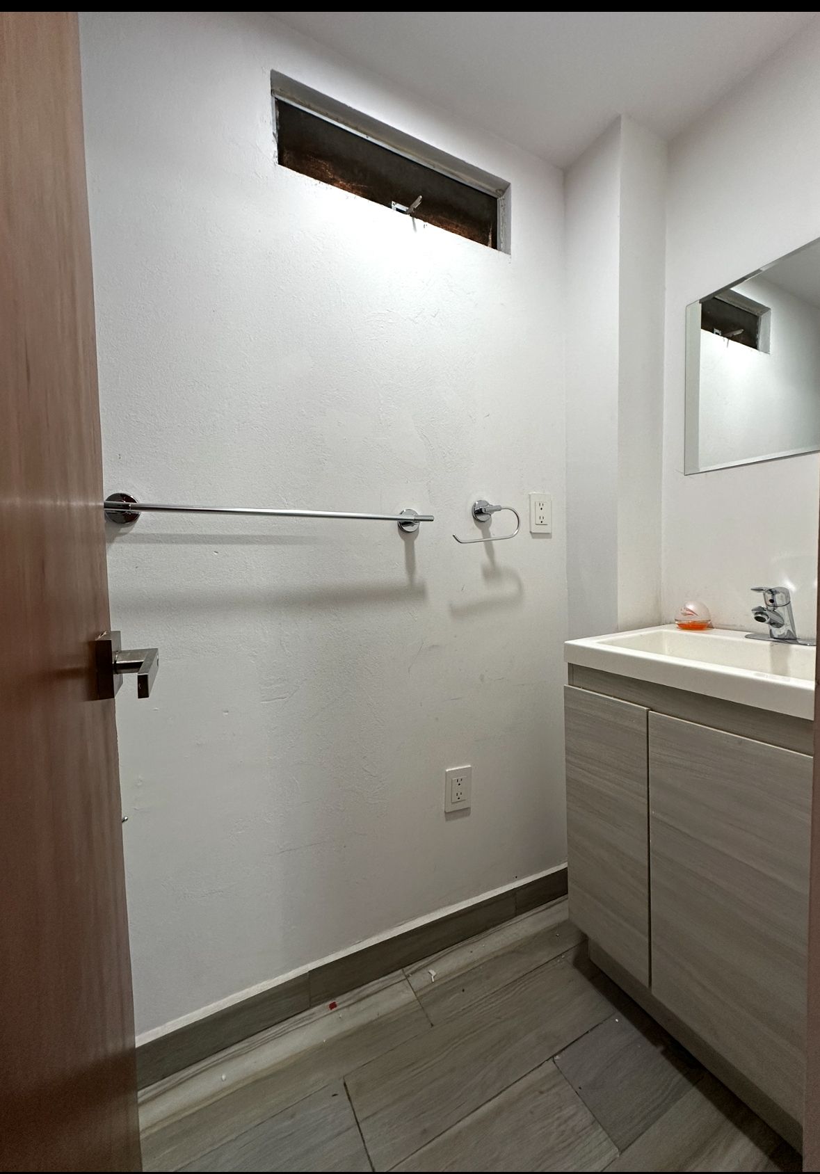 7 de 9: MEDIO BAÑO