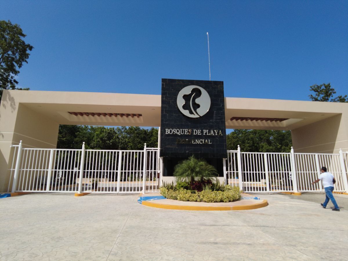 2 de 10: Entrada con vigilancia