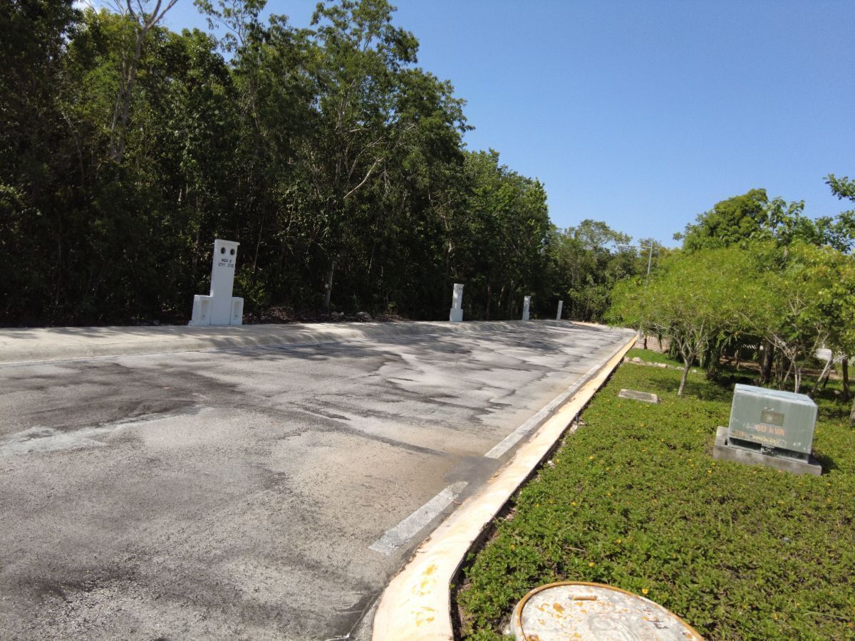 1 de 10: Terreno urbanizado, agua, luz, telefonía subterráneos.