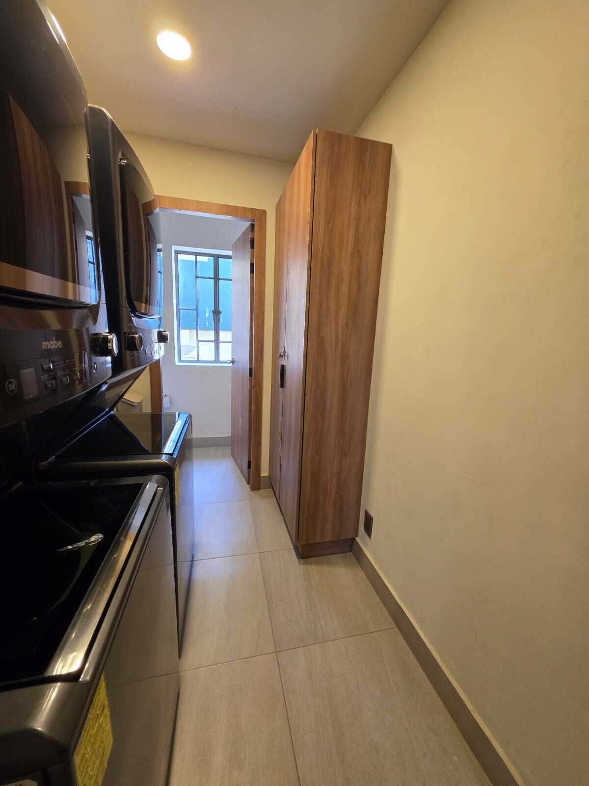4 de 23: area de lavado con lavadora y secadora y baño de uso comun