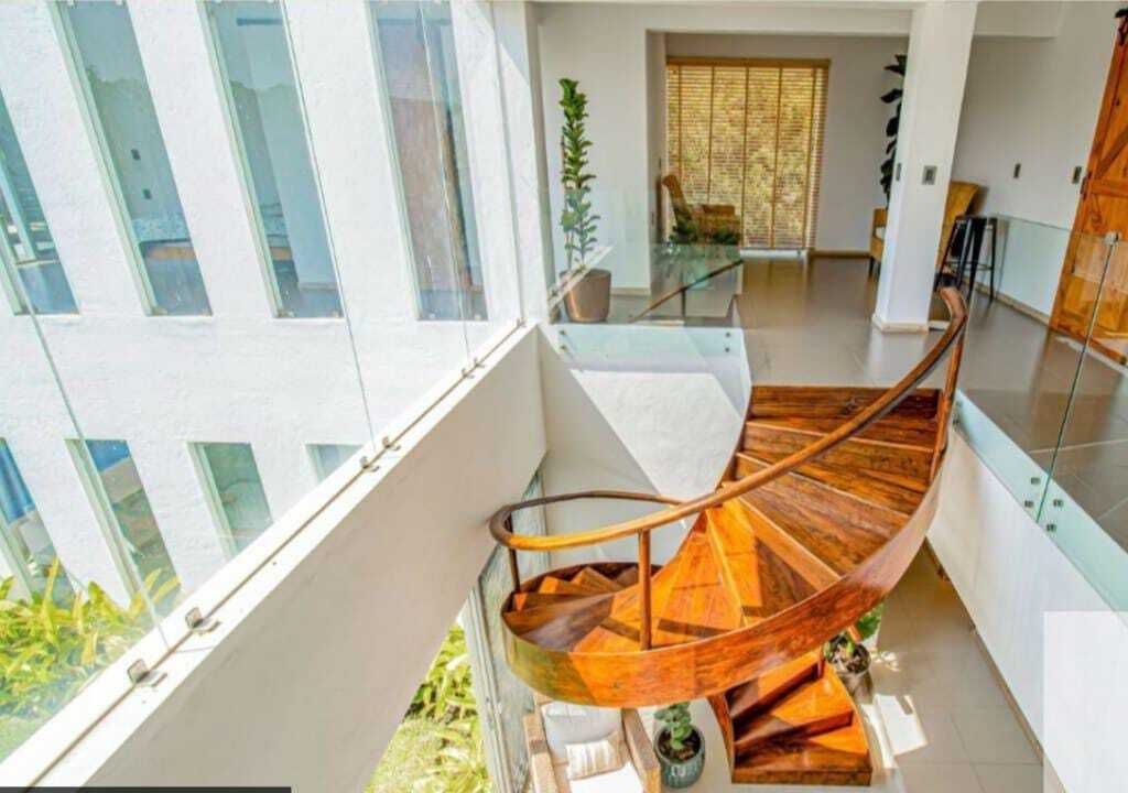 9 de 23: Escalera con acabado de madera