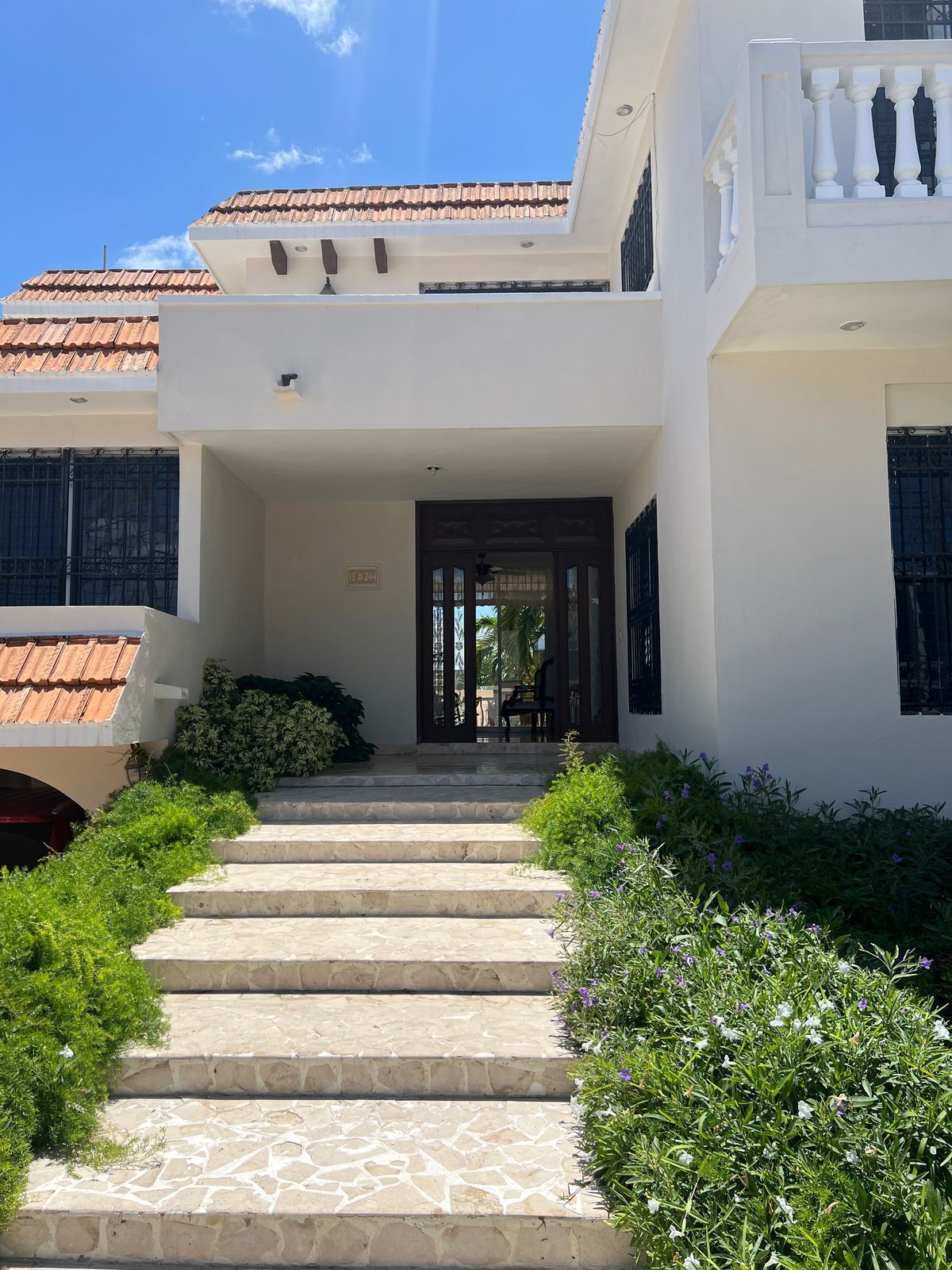 1 of 28: FACHADA EXTERIOR