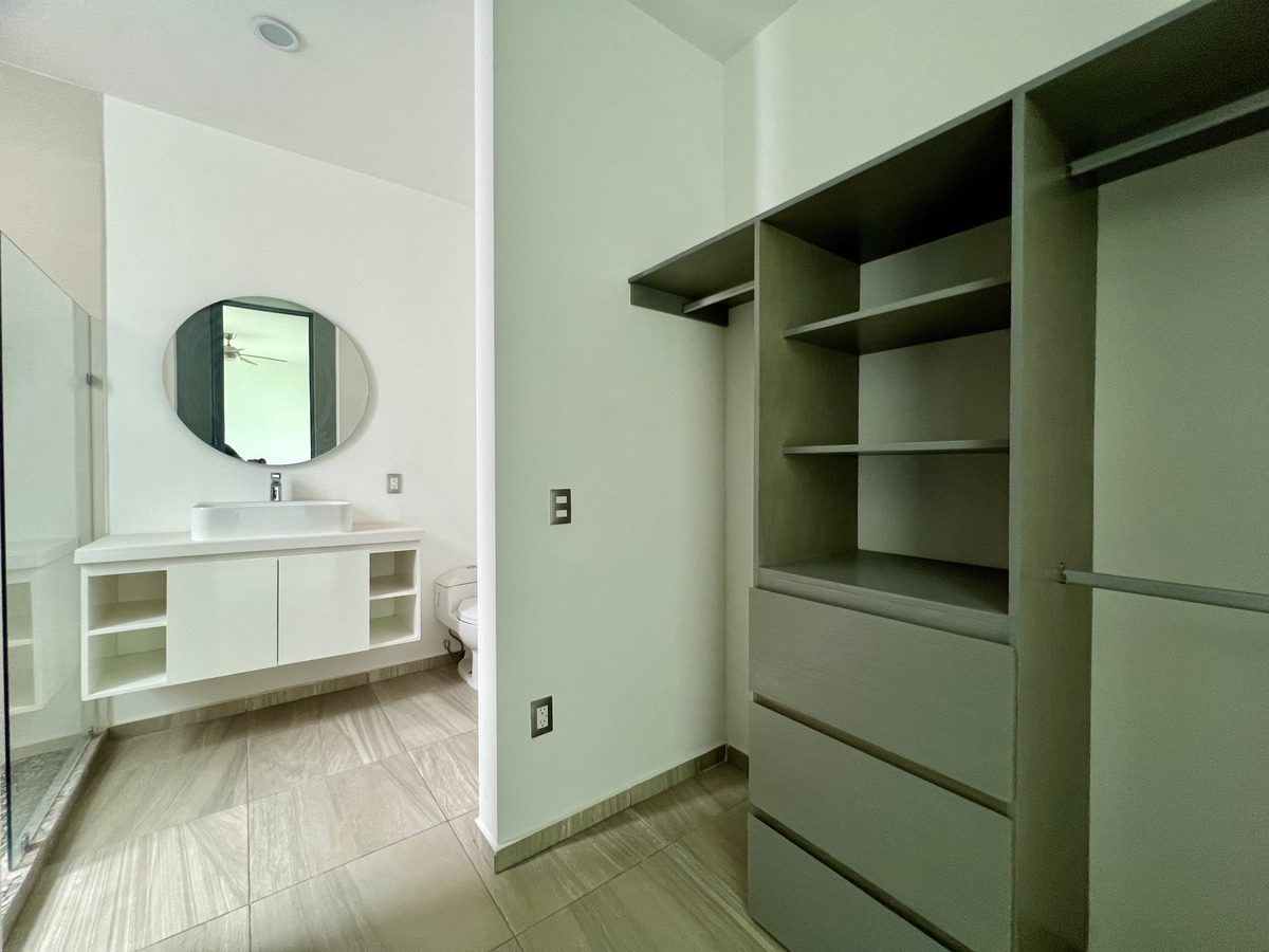 12 de 19: Vestidor y baño recamaras secundarias