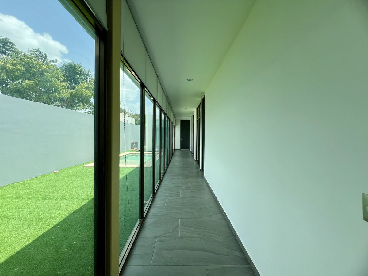 8 de 19: Pasillo hacia habitaciones y piscina
