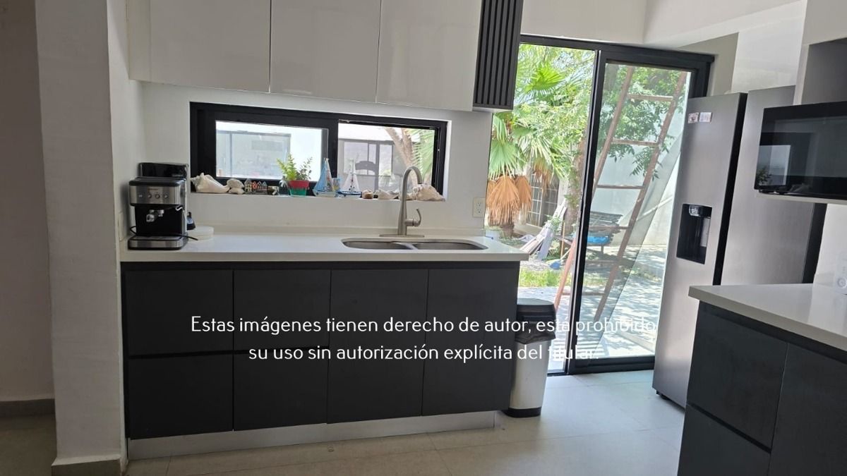 cocina con salida a alberca y patio