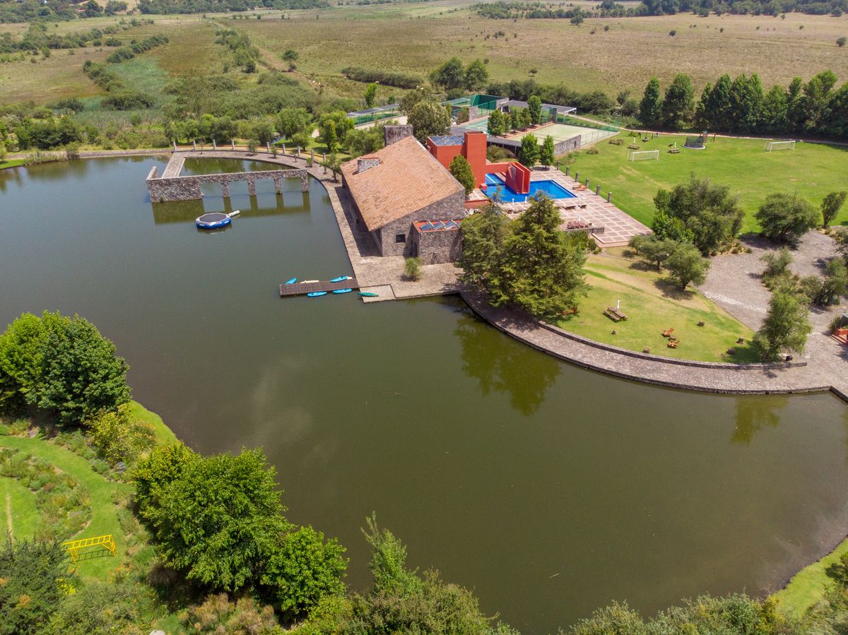 3 of 18: Vista del lago