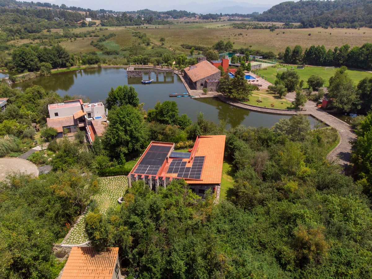 4 of 18: Vista del lago