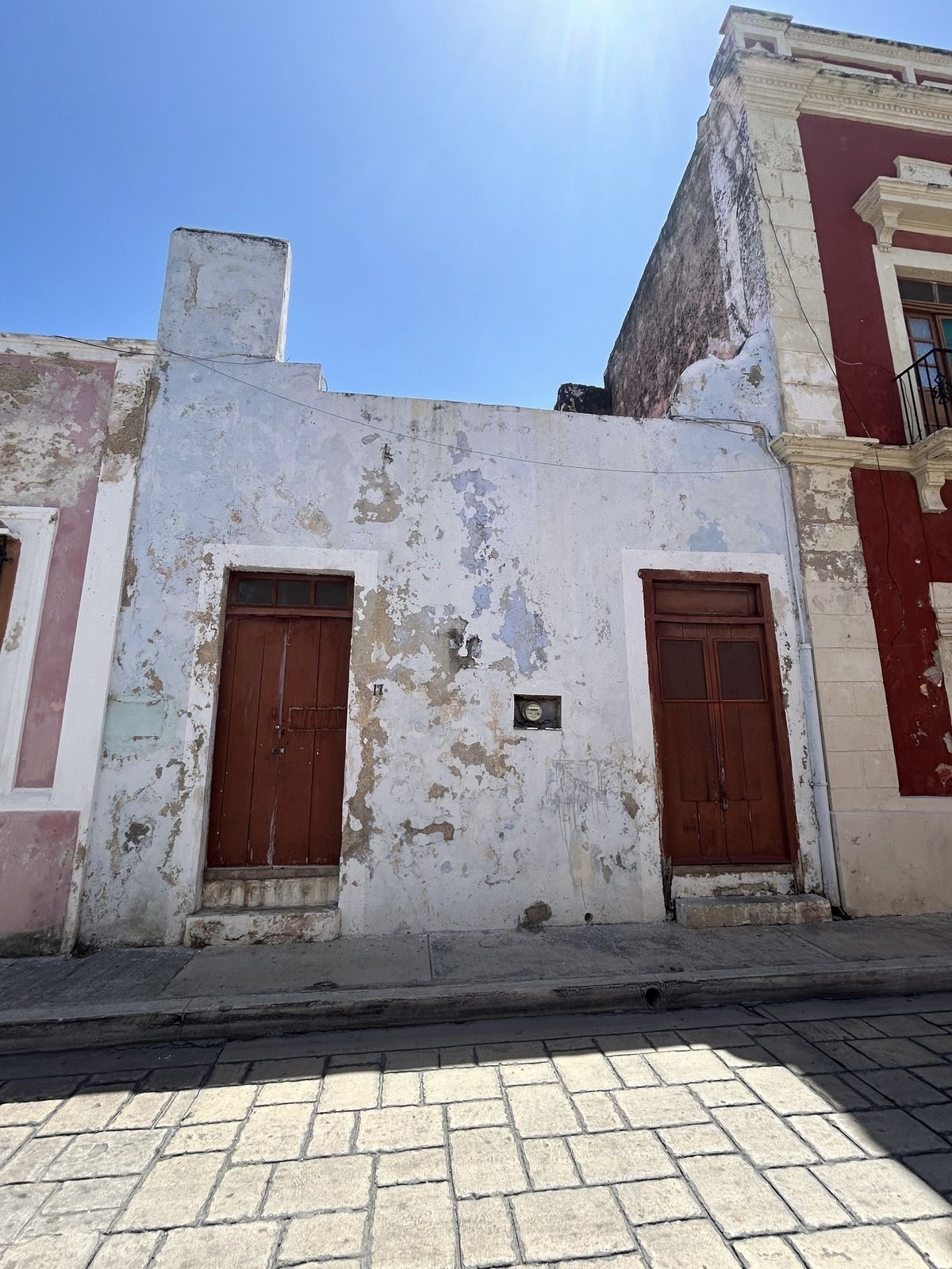 1 of 8: Fachada