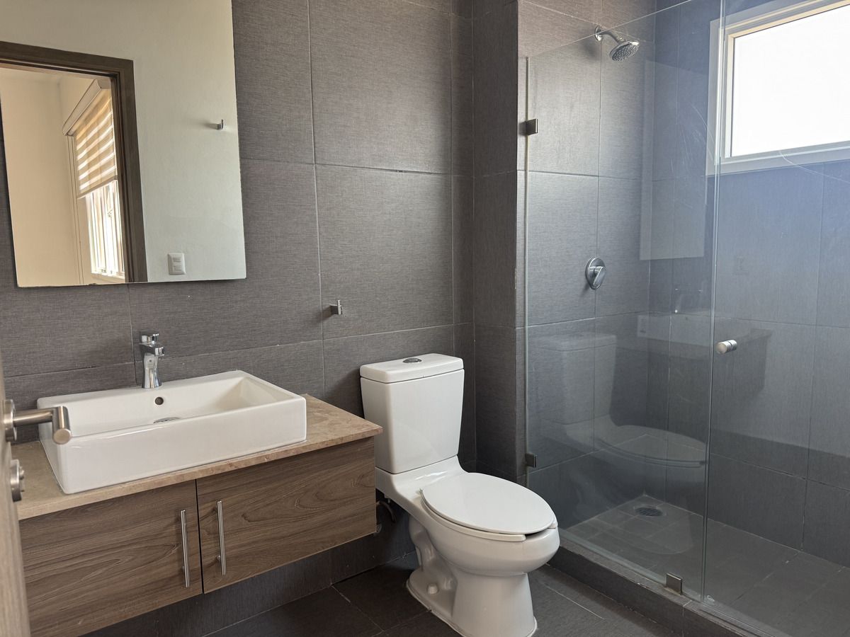 25 de 30: Baño de la recamara secundaria