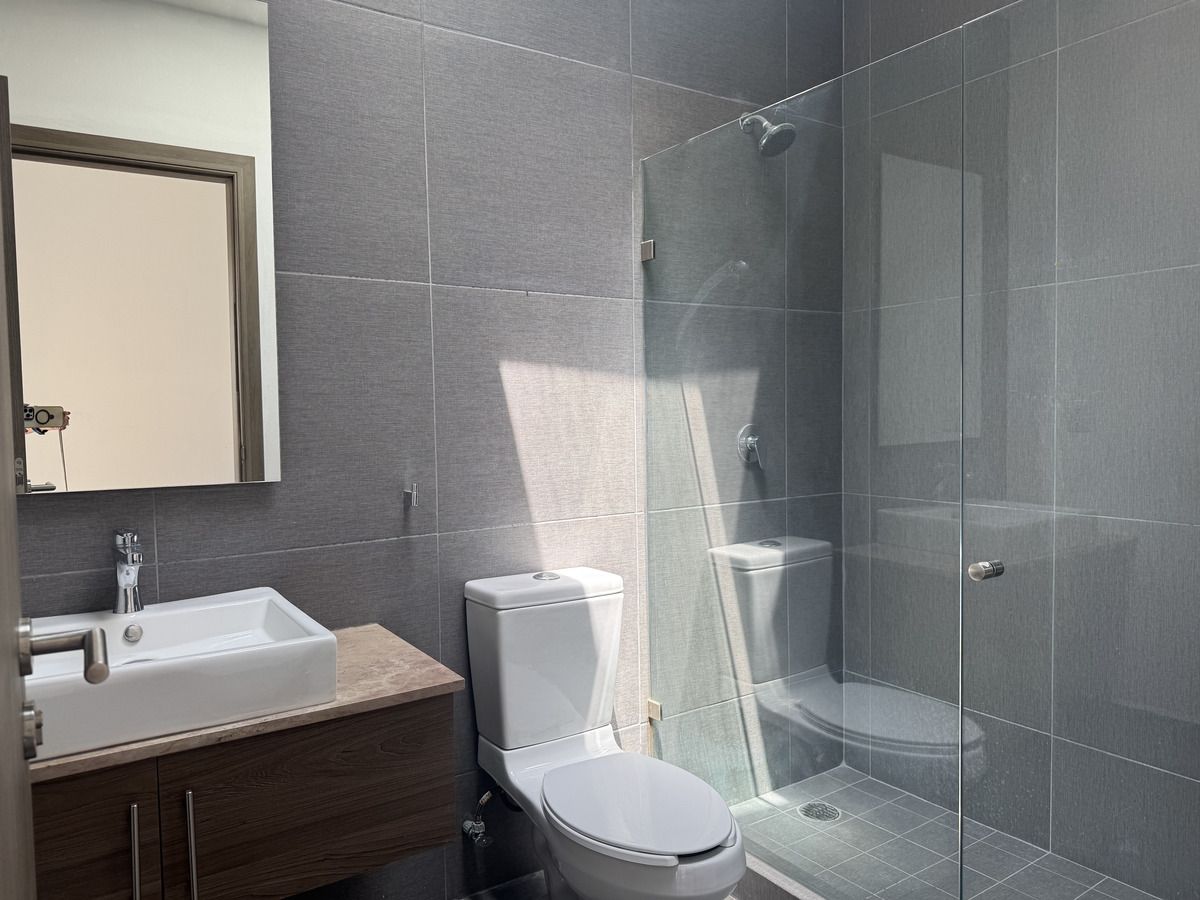 28 de 30: Baño de recamara Secundaria