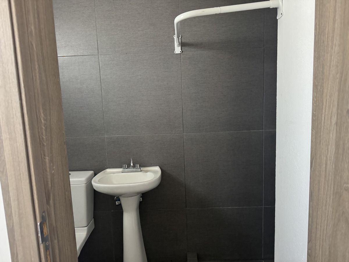 13 de 30: Baño de cuarto de servicio
