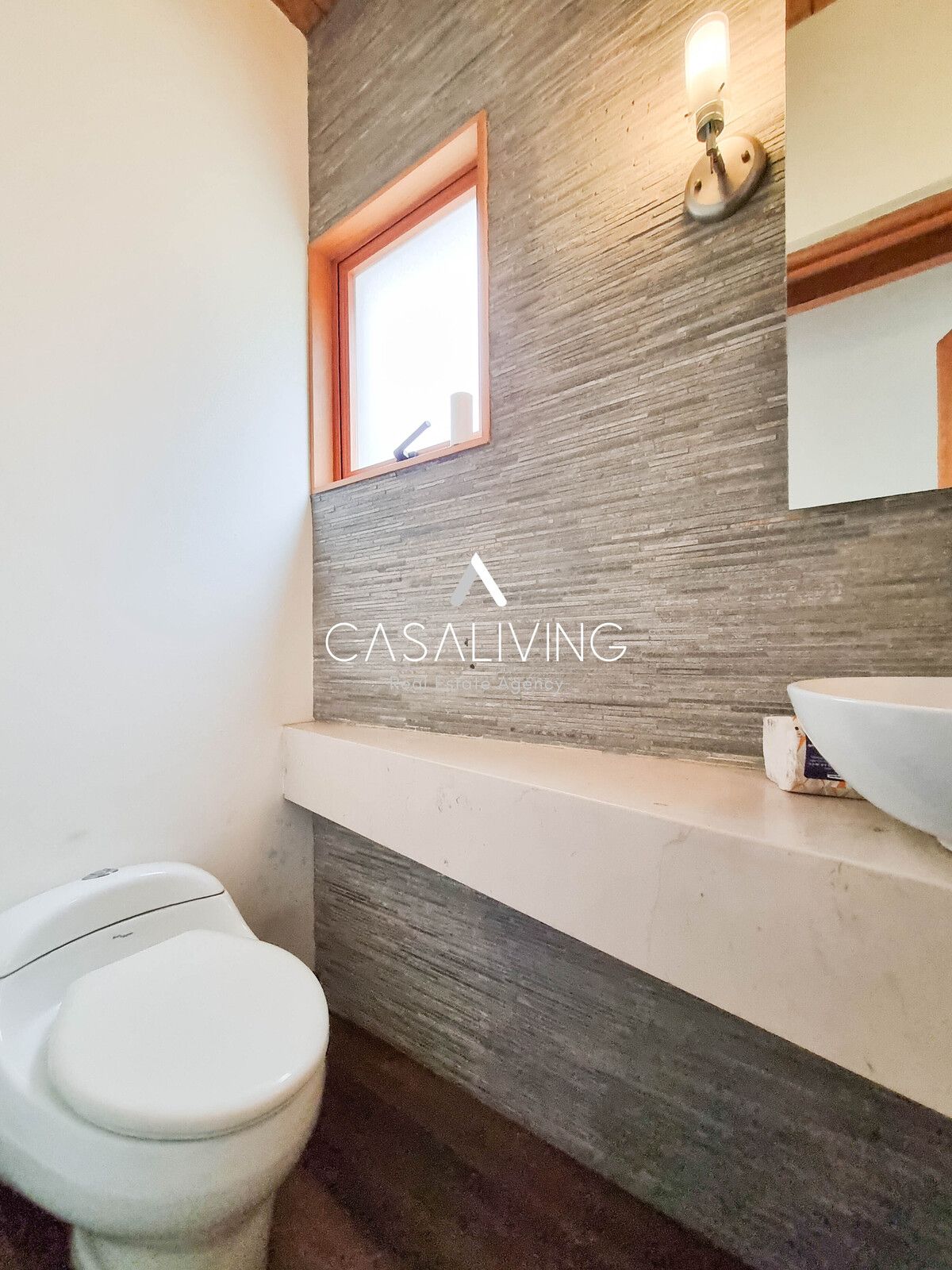 5 of 16: Medio baño de visitas