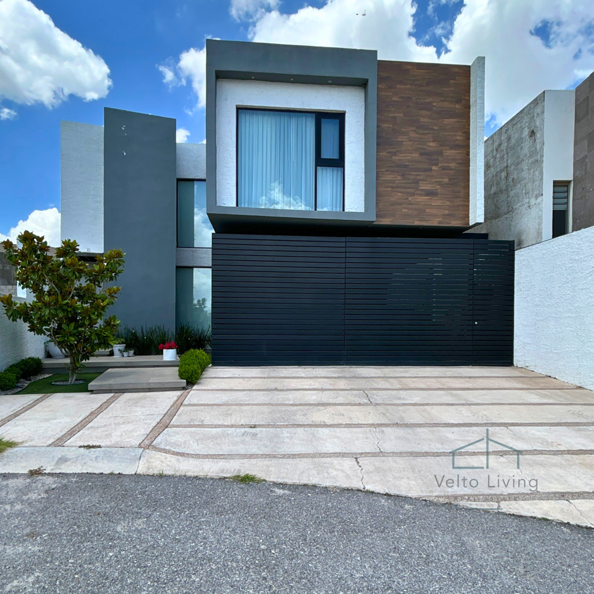 1 of 12: Fachada