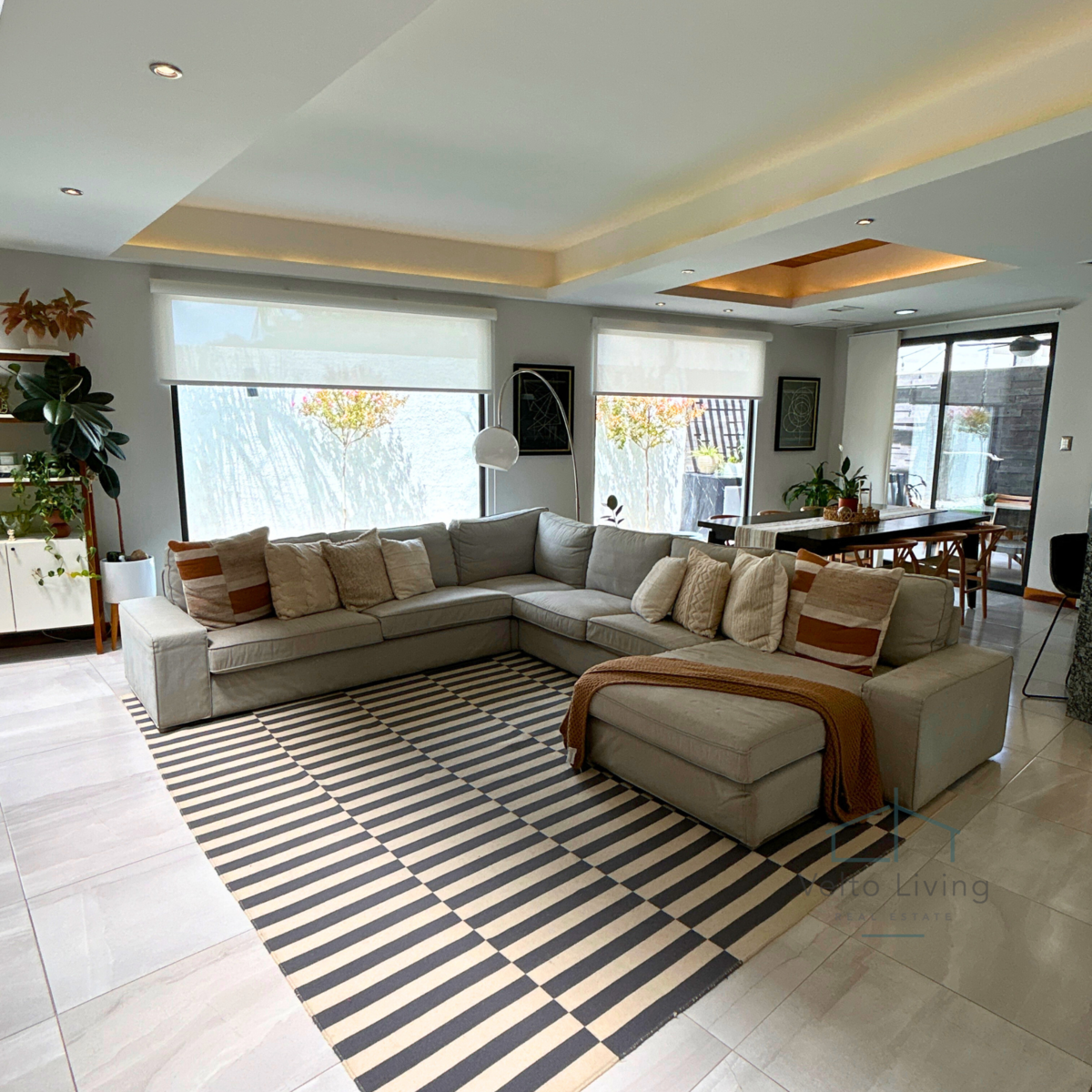 4 of 12: Sala