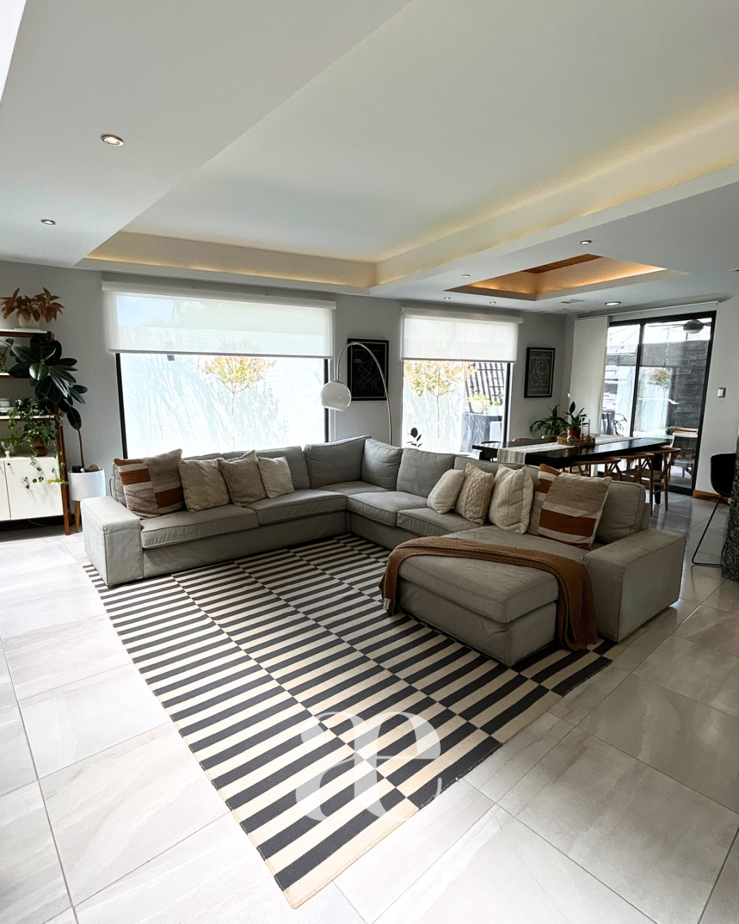 3 of 12: Sala