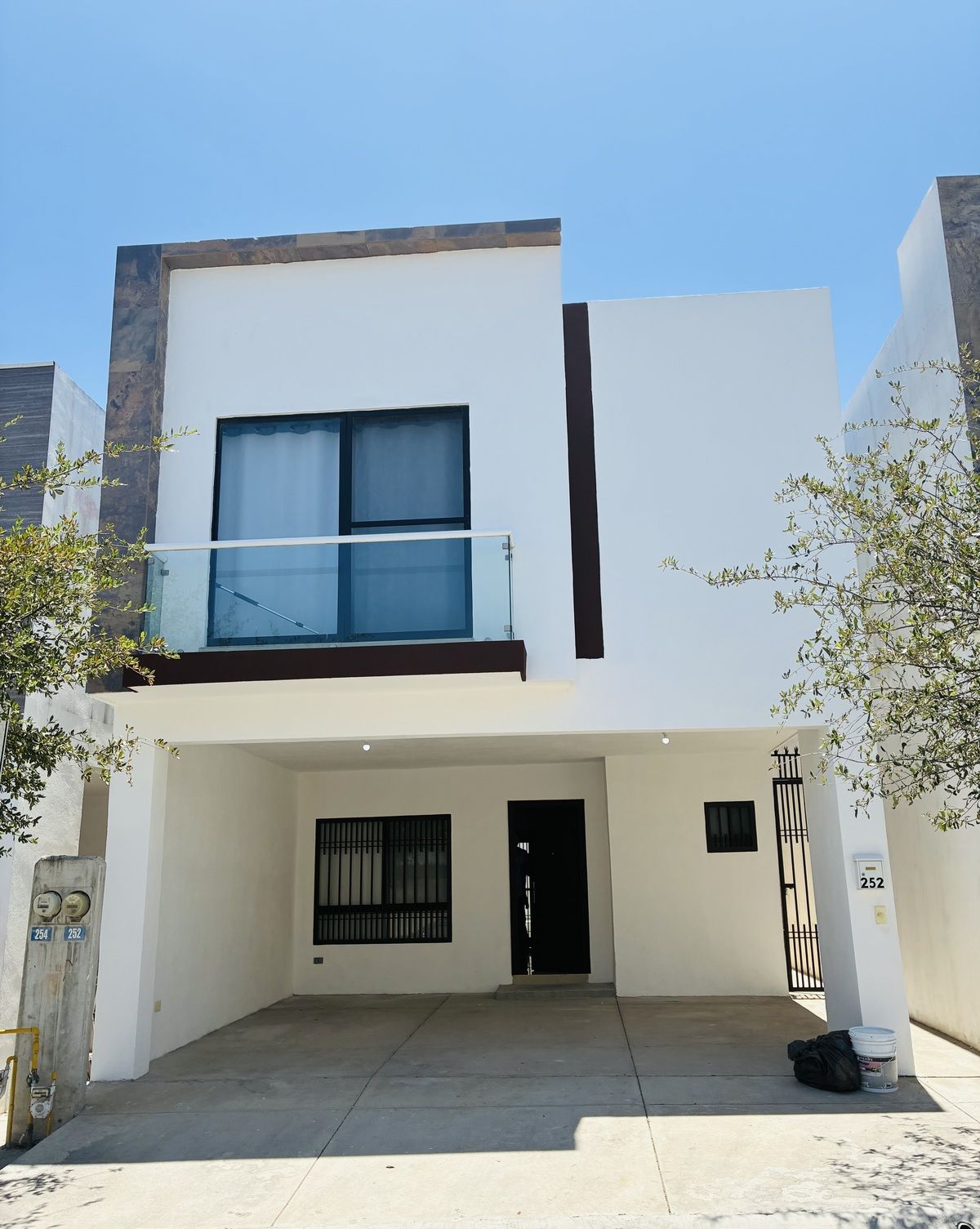 1 of 20: Fachada